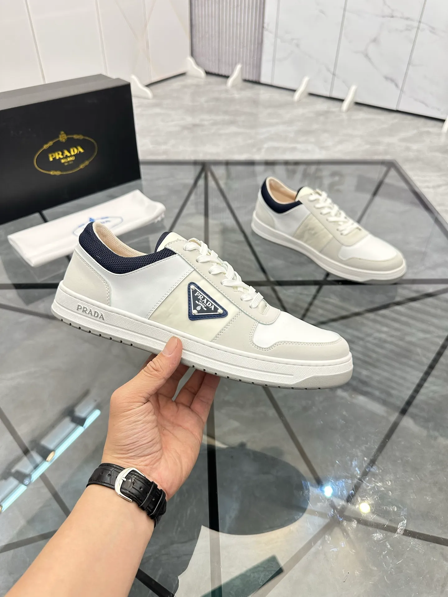 Men's shoes: 💰P420¥ Product trademark: Prada *"Prada*" low-top casual shoes Regular size: 38-44 (can be customized to 45) Product materials: imported cowhide upper with original fabric, breathable lining, original outsole. Number: 020